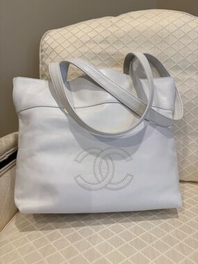CHANEL White Quilted-Logo Leather Tote